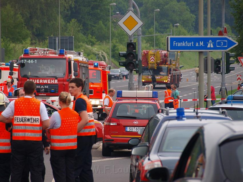 Schwerer Unfall mit Reisebus Lohmar Donrather Dreieck P292.JPG